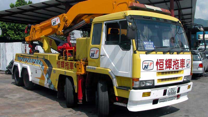 全港唯一配備EFFER重型吊臂的三十噸重型拖車，能處理路面不同的大型事故