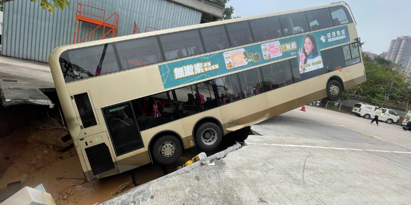 路陷拯救雙層巴士