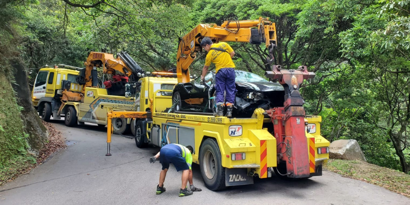跑車衝落山、旅遊巴衝落山