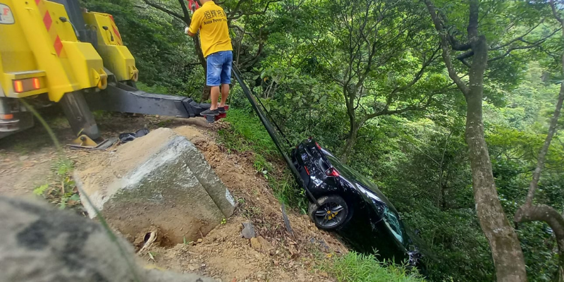 跑車衝落山、旅遊巴衝落山