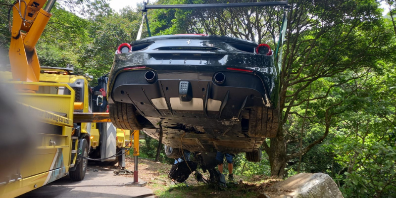 跑車衝落山、旅遊巴衝落山