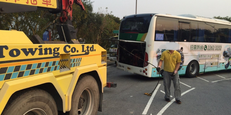 跑車衝落山、旅遊巴衝落山