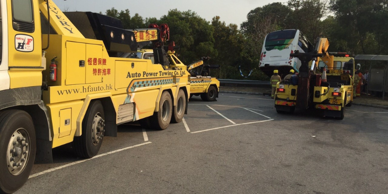 跑車衝落山、旅遊巴衝落山