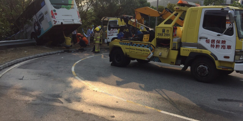 跑車衝落山、旅遊巴衝落山