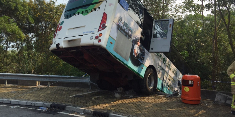 跑車衝落山、旅遊巴衝落山