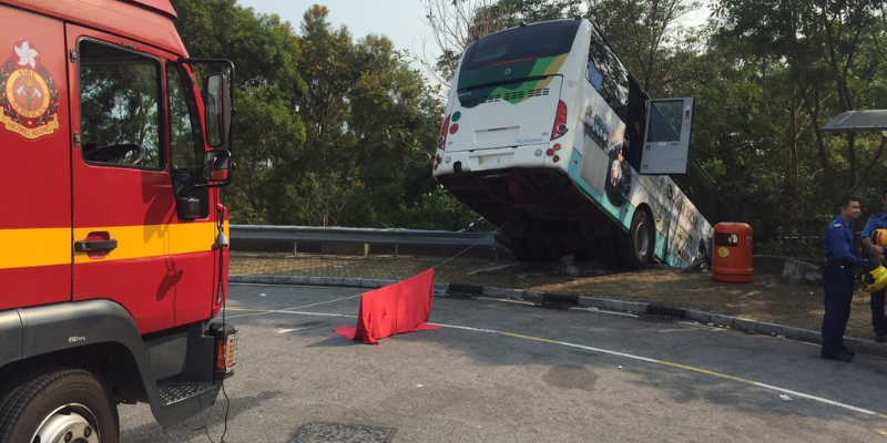 跑車衝落山、旅遊巴衝落山