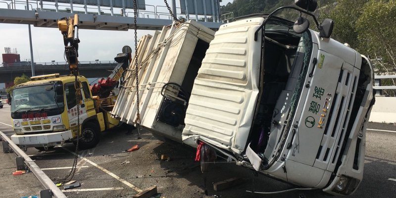 垃圾車公路翻側