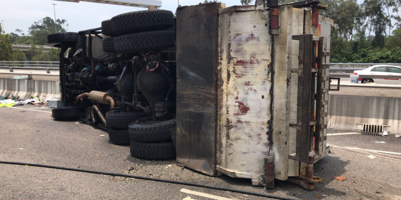 垃圾車公路翻側