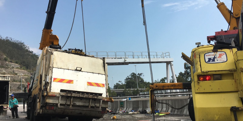 垃圾車公路翻側