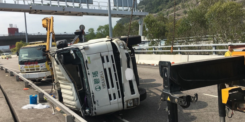 垃圾車公路翻側